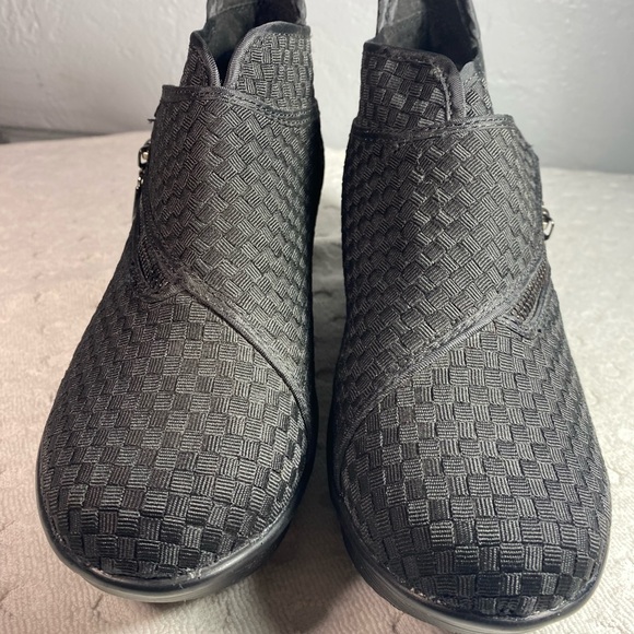 NWOT Bernie Mev Zig Zag Side Zip Ankle Bootie -  In Black - Picture 2 of 16